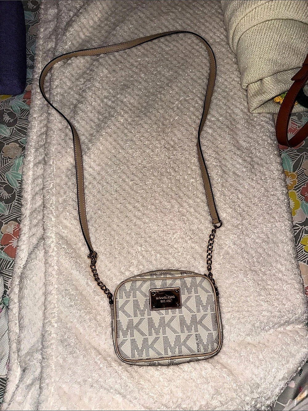 Michael Kors Jet Set Small Signature Logo Camera Crossbody Bag in Cream